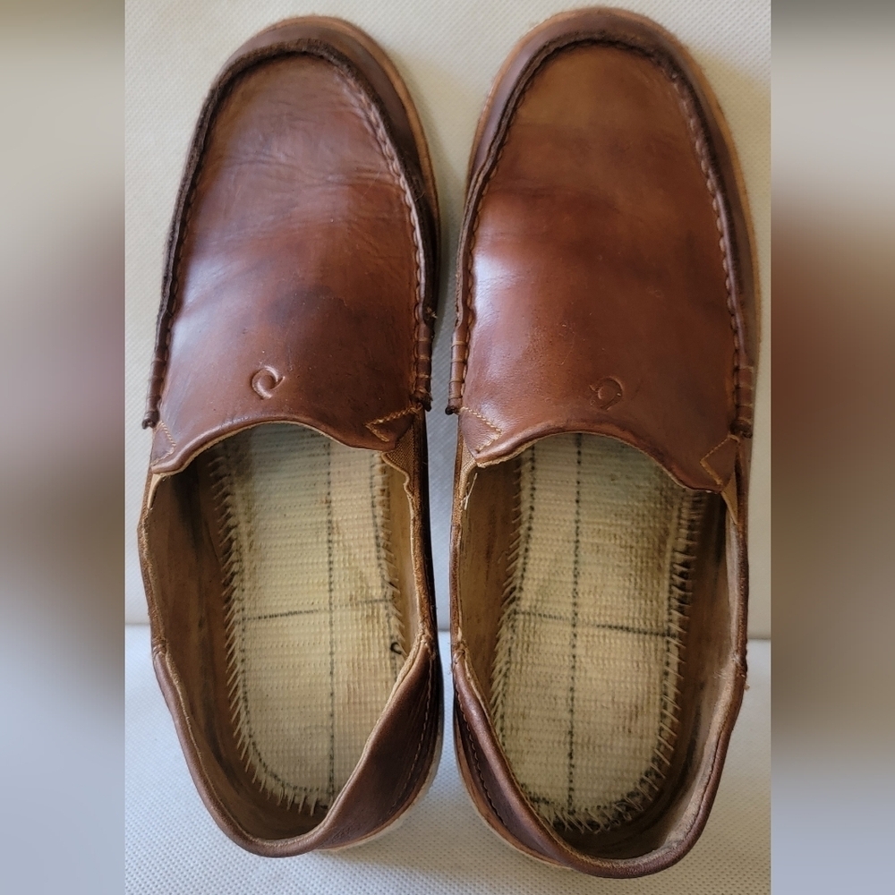 MEN'S OLUKAI LEATHER BROWN LEATHER SLIP ON LOAFERS (sz US 9.5 or EURO 42.5)